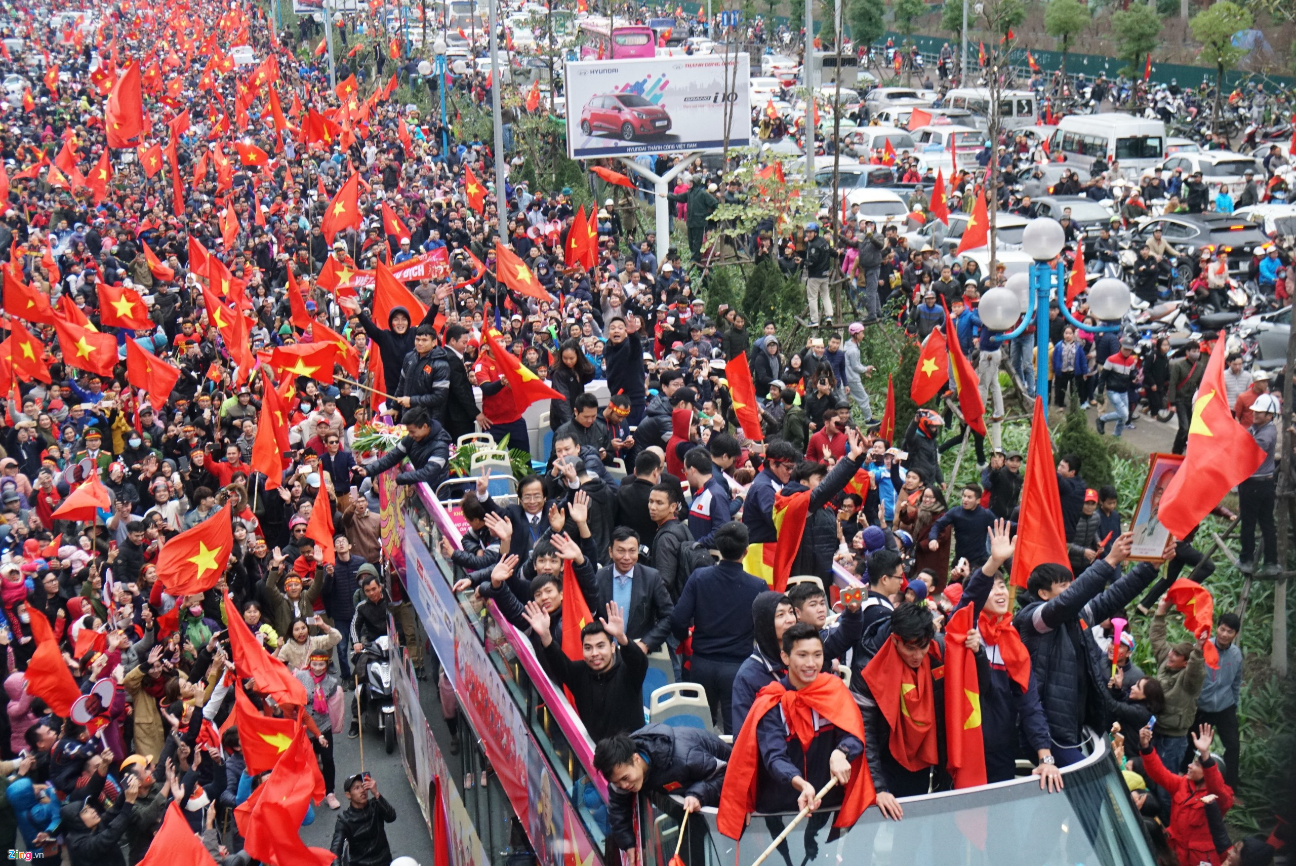 Flycam cảnh xe buýt chở U23 Việt Nam bị vây kín trên cầu Nhật Tân